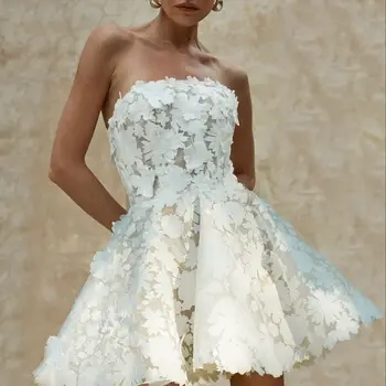 Кратко сватбена рокля, сшитое по стандартите на булката. Мини-рокля с 3D флорална дантела, с без презрамки елече, пола от тюл.